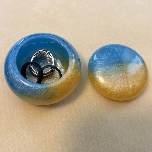 Light blue and yellow trinket resin dish with lid - Picture 5 of 7